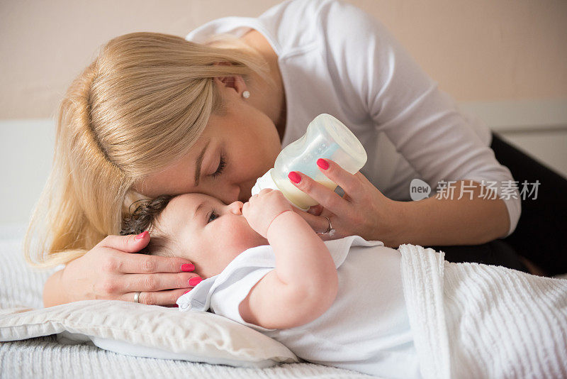 家庭时刻——母亲给男婴喂奶