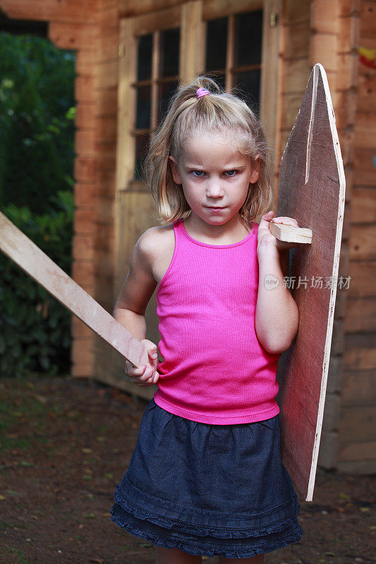 小女孩拿着木剑和盾牌