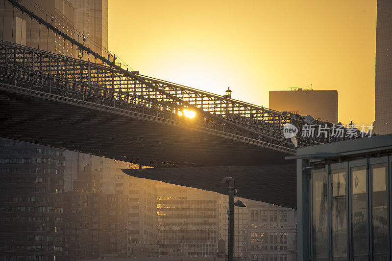 夕阳下布鲁克林大桥的一部分