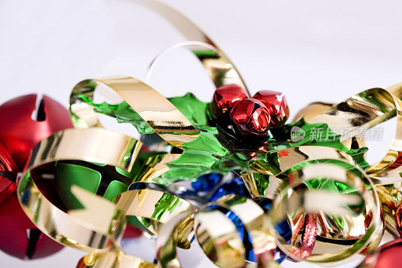 抽象特写闪亮的金属圣诞丝带和铃铛