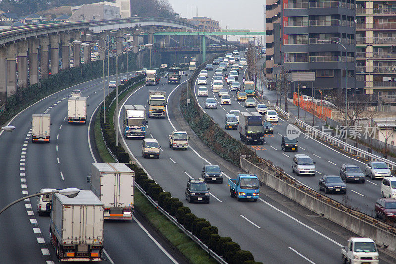 日本的高速公路和单轨铁路。