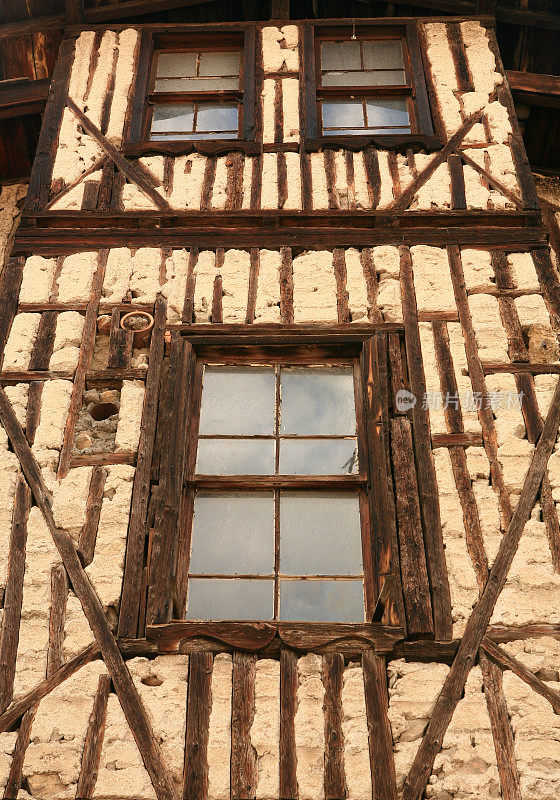 土耳其木结构的老房子有三扇窗户