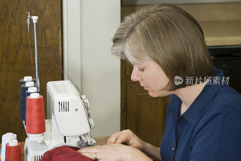 女人在缝Serger