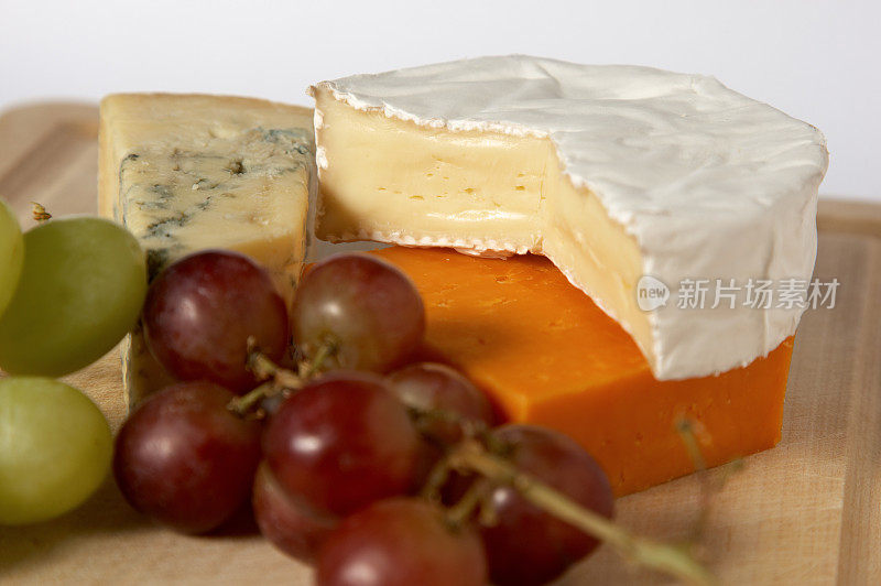 蓝色斯蒂尔顿卡芒贝尔红莱斯特奶酪和葡萄