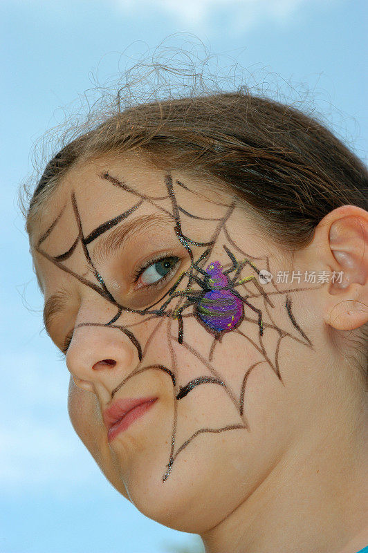 少女脸上画着紫蜘蛛和网