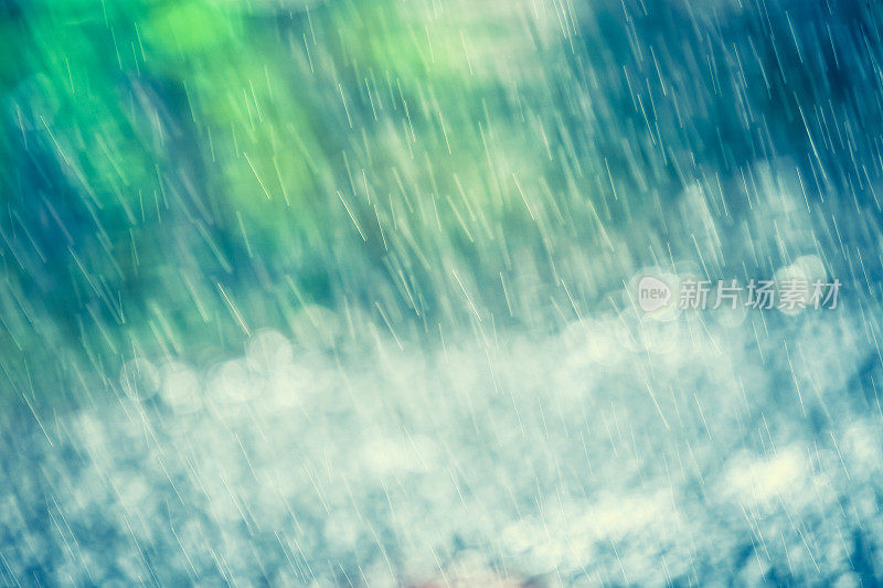 自然背景-雨和散景抽象蓝、绿、白