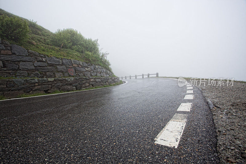 雾蒙蒙的山路