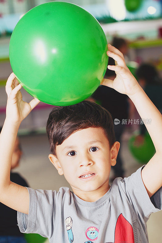 男孩把气球举过头顶