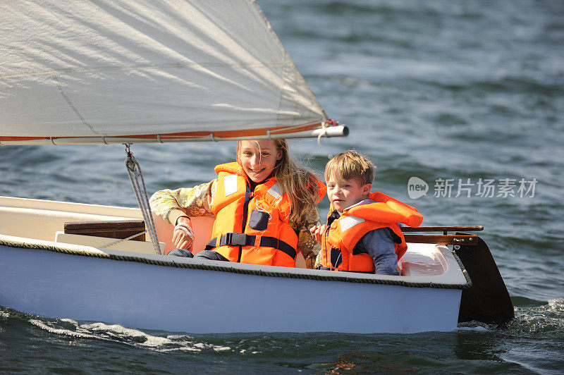 两个孩子在小船上航行