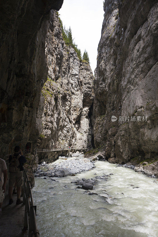 在瑞士阿尔卑斯山的格林德沃冰川峡谷