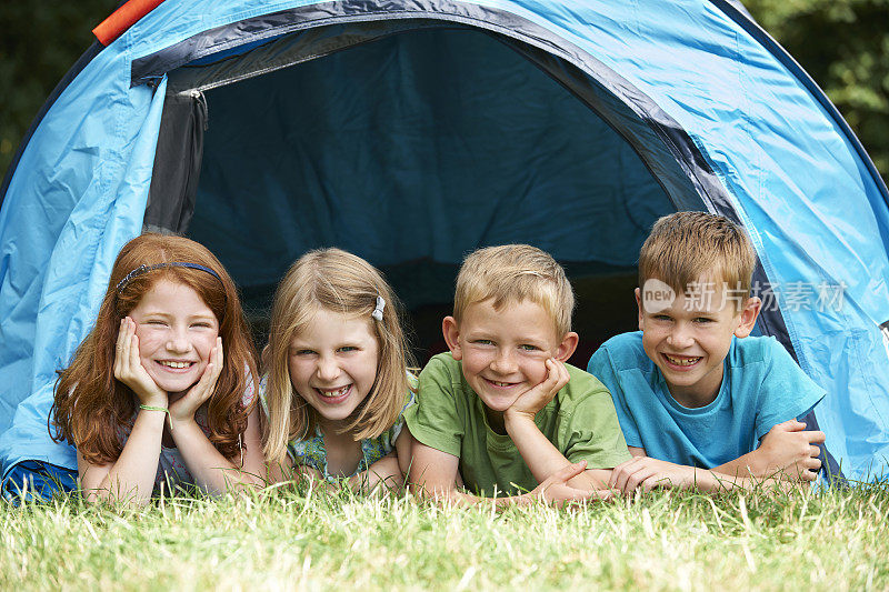 一群孩子一起去露营