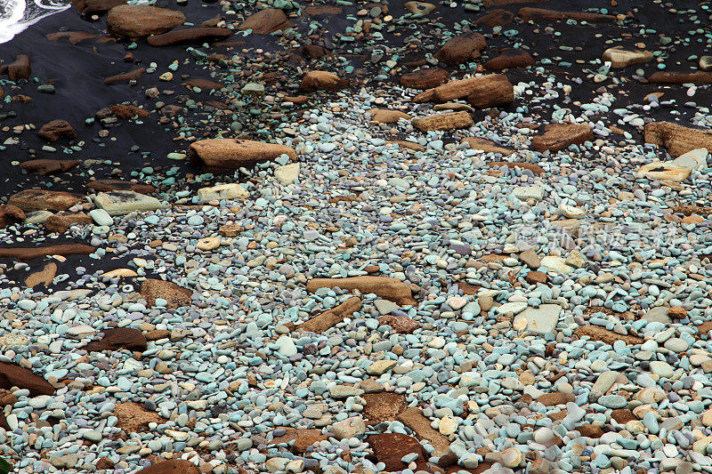 印度尼西亚:彭加加瓦海滩上的蓝色石头