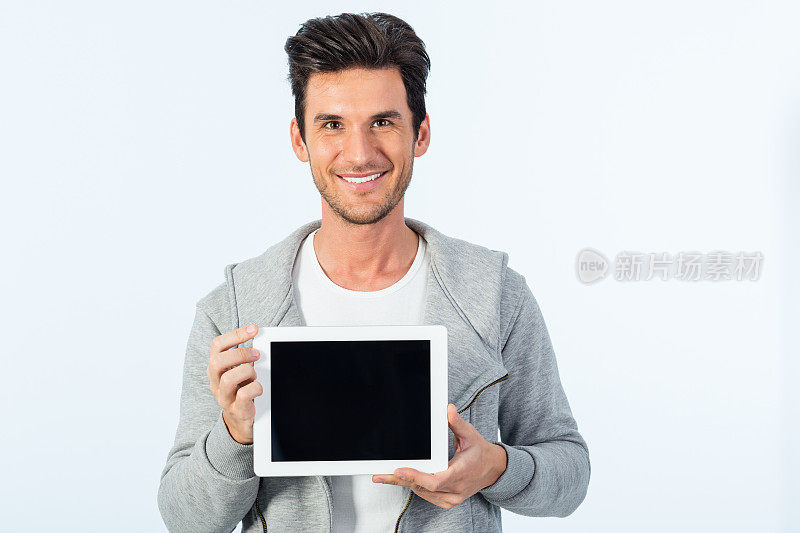 男子显示空白屏幕的数字平板电脑