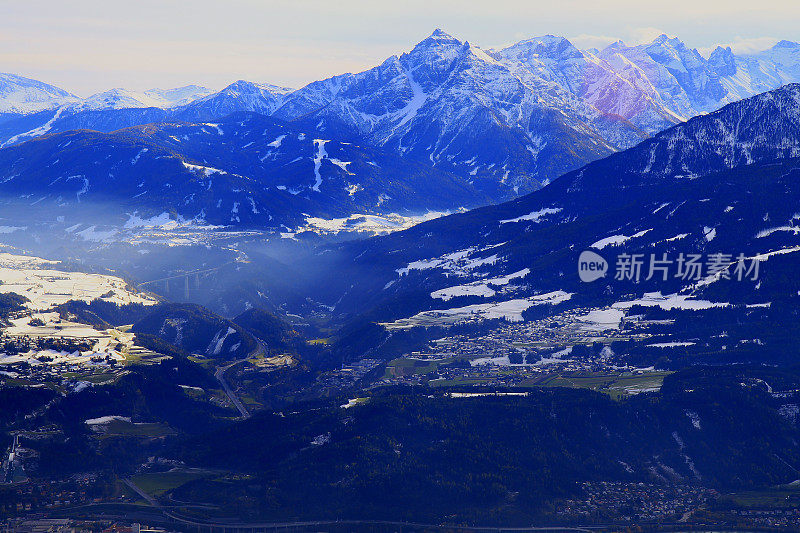 鸟瞰图的因斯布鲁克城市景观，布伦纳山口全景和田园诗般的北蒂罗尔雪山卡温德尔山脉从上面，奥地利