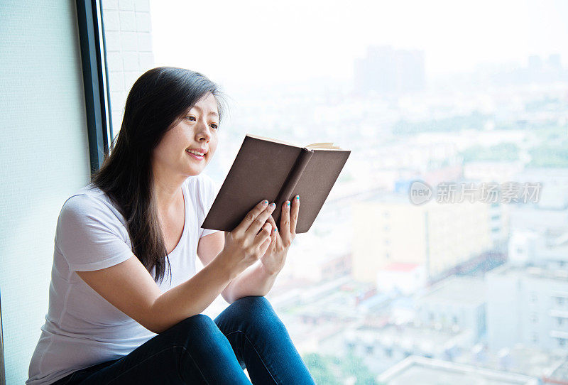 窗台上的女人在看书