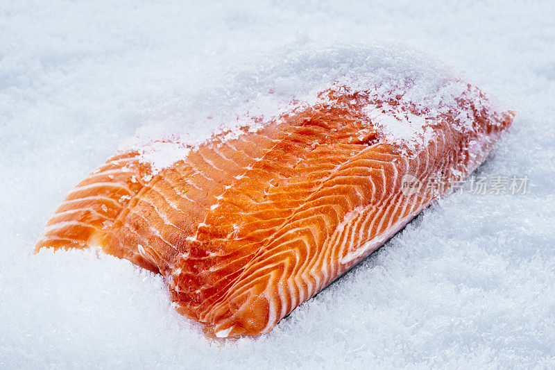 雪中的三文鱼片