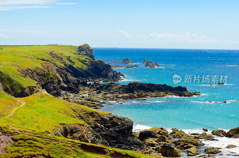 多岩石的海岸线