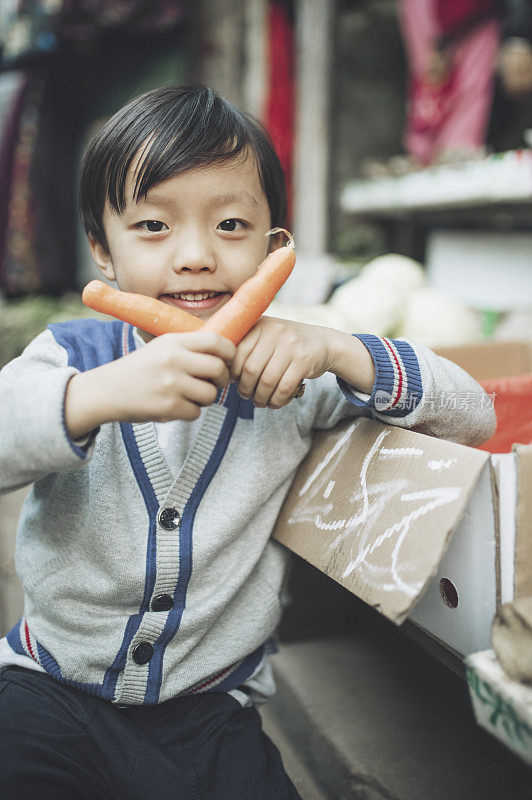 孩子们在食品市场