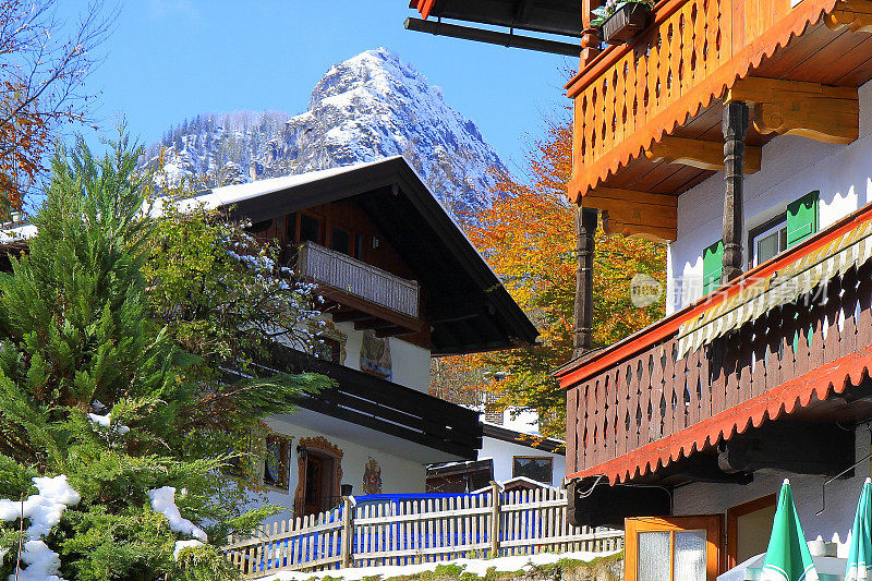 木屋乡村阳台和巴伐利亚阿尔卑斯山，田园诗般的风景，雄伟的阿尔卑斯山山谷，戏剧性的巴伐利亚德国雪山全景，贝希特斯加登阿尔卑斯山，德国