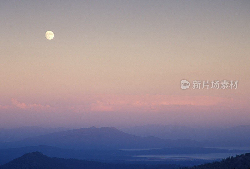 山和湖的月亮升起，拉森