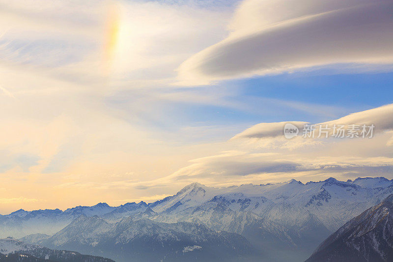 高山冬季风景日落意大利阿尔卑斯山