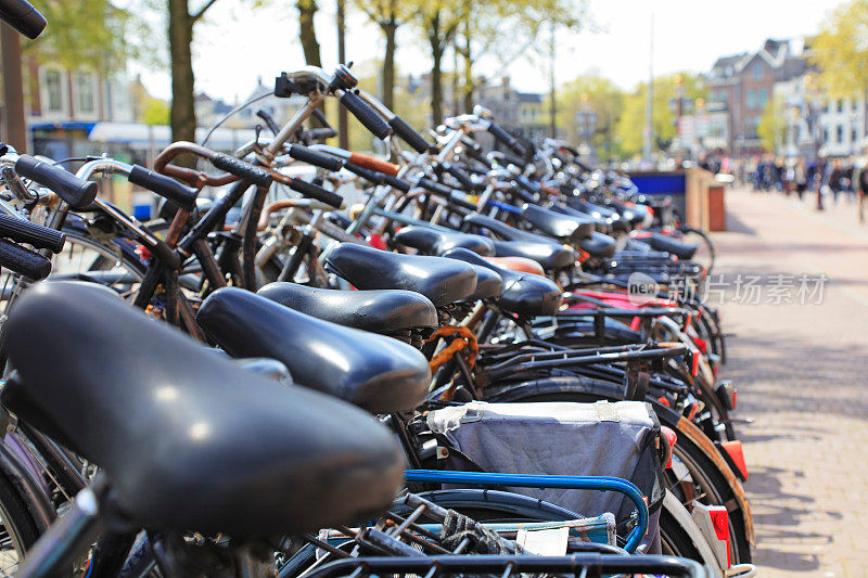 在荷兰阿姆斯特丹市中心停放的自行车