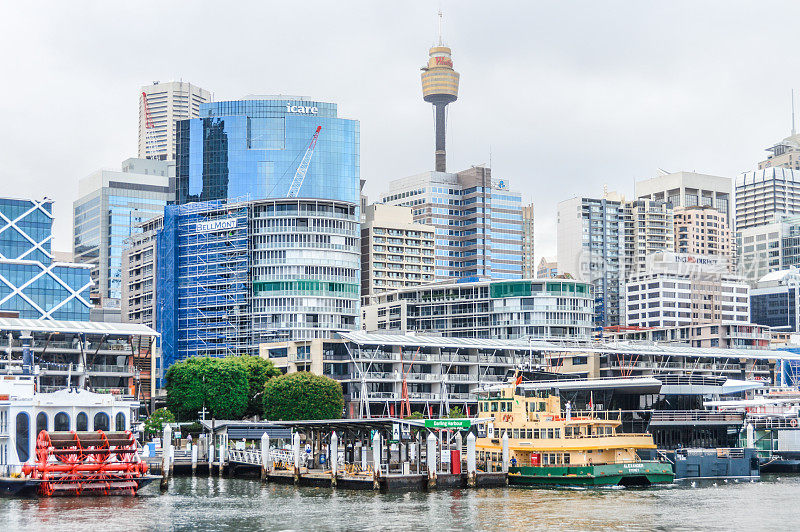 达令港沿岸的悉尼城市景观