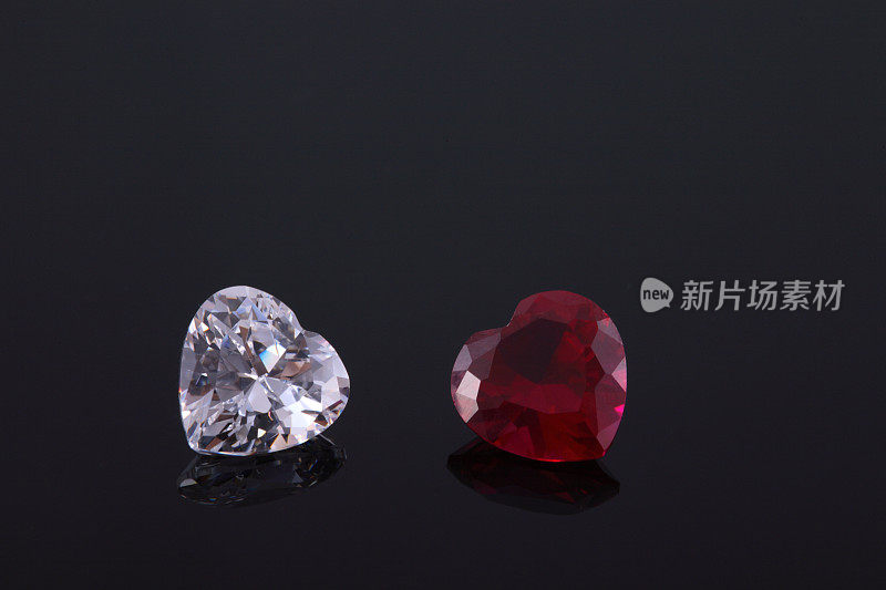 钻石和红宝石心形石头