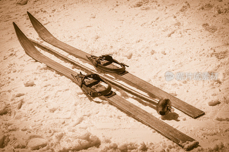 复古滑雪设备，深褐色