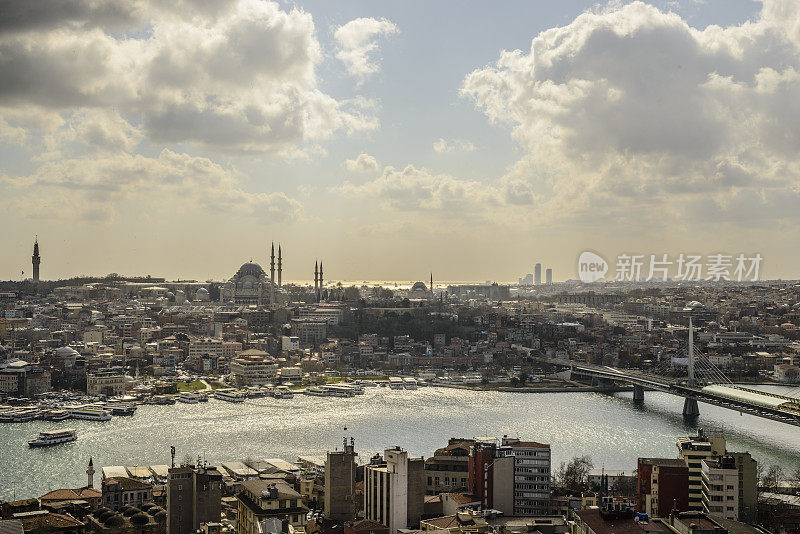 在伊斯坦布尔的金角，背景是法提赫清真寺
