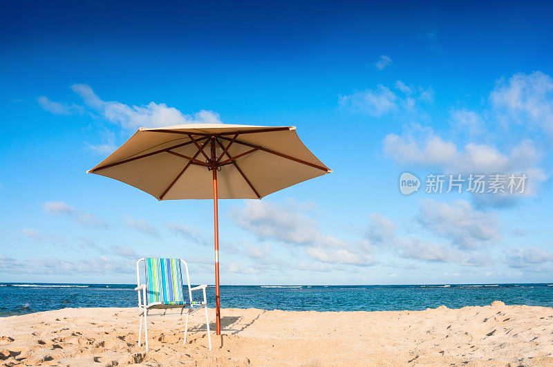 热带白色沙滩，椅子和伞。