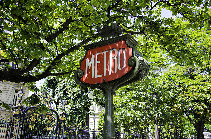 巴黎新艺术地铁标志