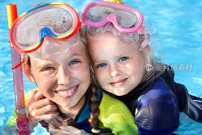 孩子们在游泳池里学习浮潜。