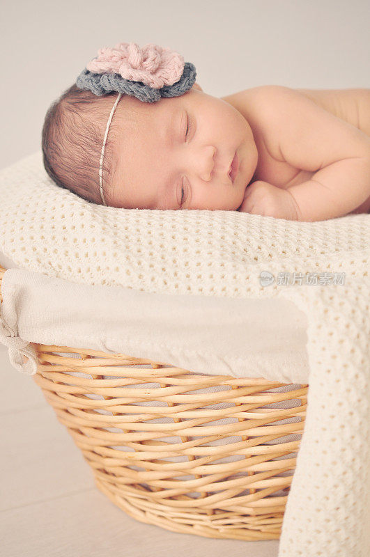 刚出生的女婴正在睡觉——可爱、快乐、微笑