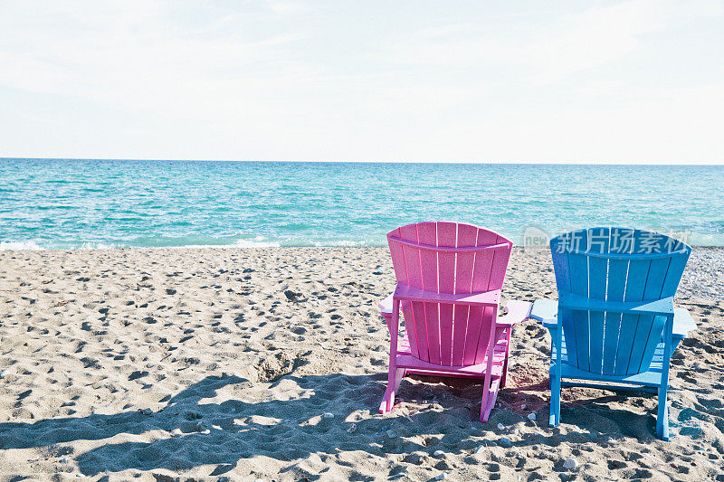 海滩上五颜六色的椅子