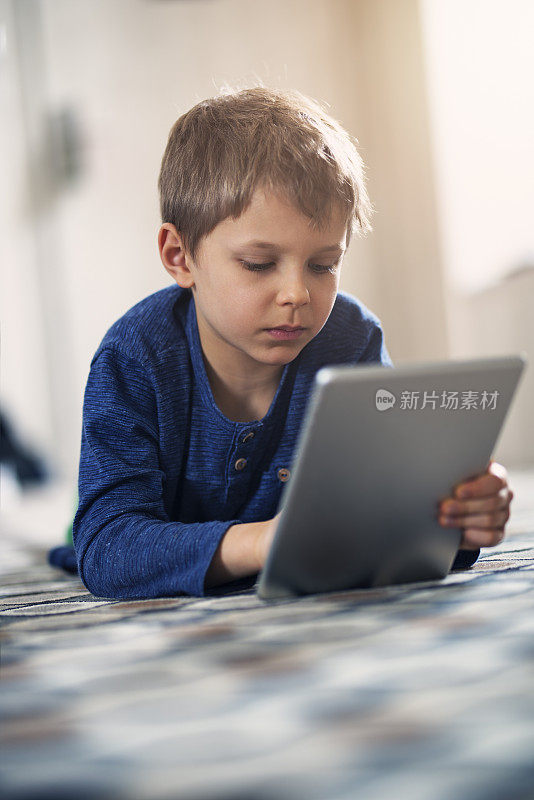 小男孩在用数码平板电脑