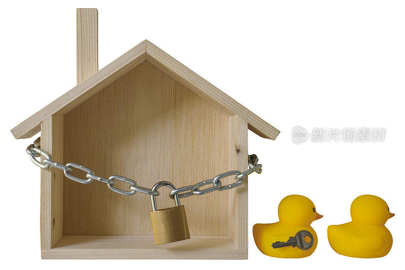 概念木屋用挂锁和铁链包裹着，两只黄色的橡皮鸭子用钥匙离开了锁着的房子。