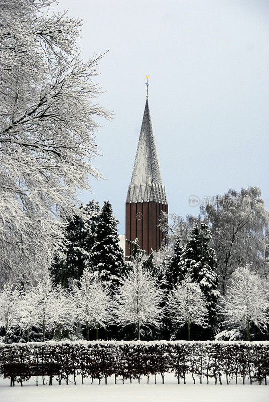 悲凉的白色和灰色的冬天风景公园和教堂