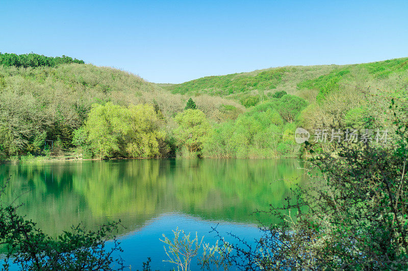塞瓦斯托波尔波德戈尔诺耶村附近的Skelsky洞穴附近的湖，巴拉克拉瓦区。