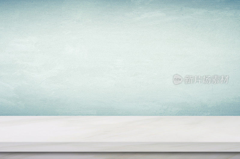 空白的白色大理石桌子上的绿色水泥墙背景，产品展示蒙太奇
