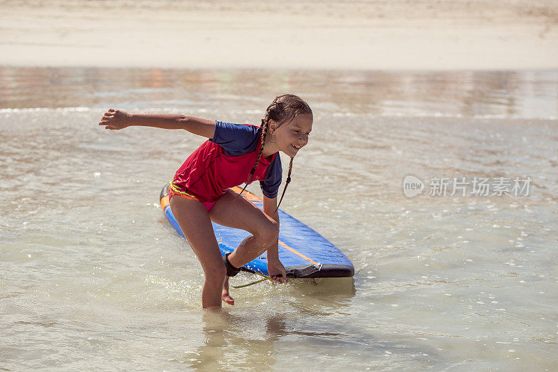 带着冲浪板的可爱小女孩