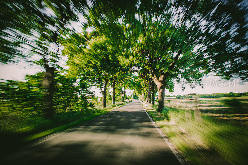 空旷道路的模糊运动