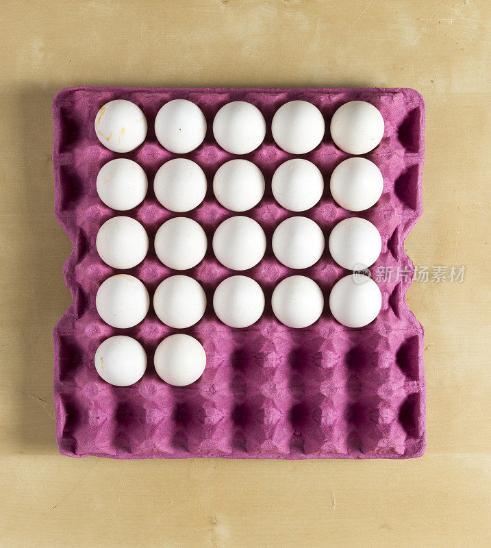 鸡蛋:鸡蛋箱孤立在白色背景上