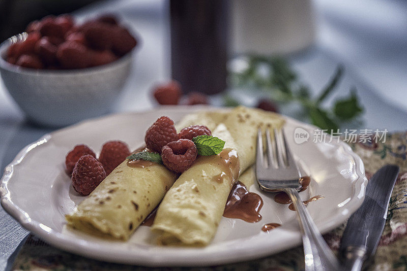 Crêpes配甜酸奶和覆盆子酱