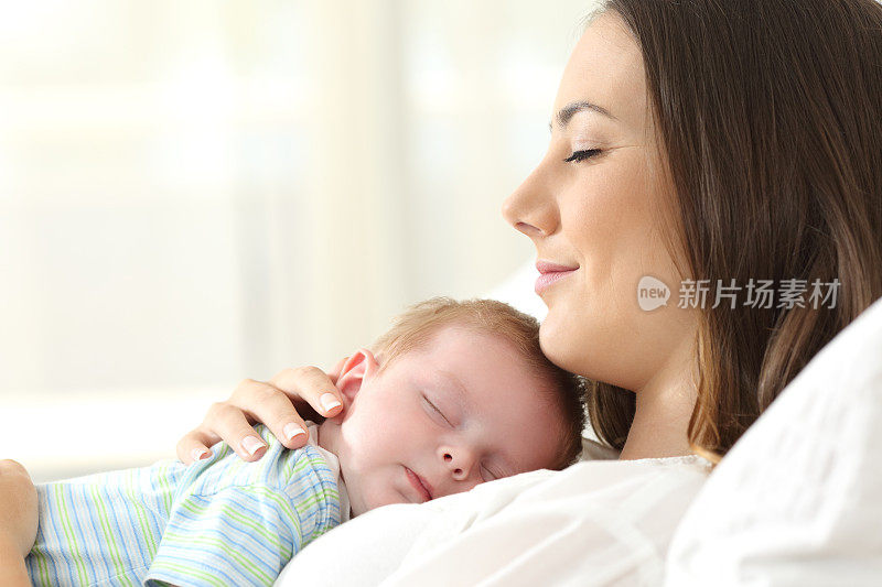 一个快乐的妈妈和她的孩子睡觉的简介
