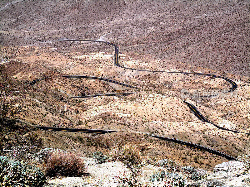 蜿蜒的道路在沙漠景观，棕榈到松树高速公路，加利福尼亚州
