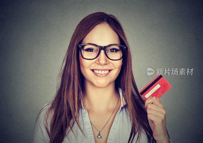 戴眼镜的快乐女人，信用卡