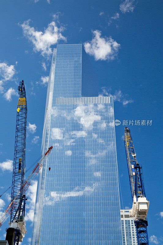 纽约世贸中心的新摩天大楼反射云层