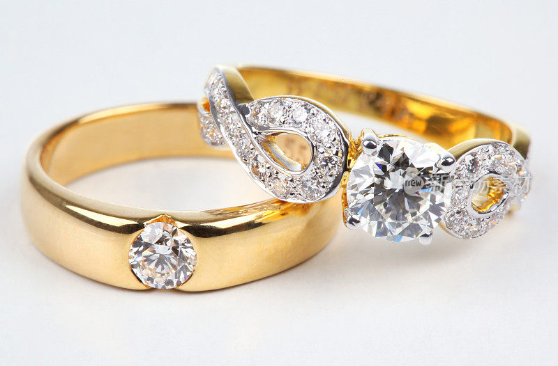 两款带有钻石的金戒指。