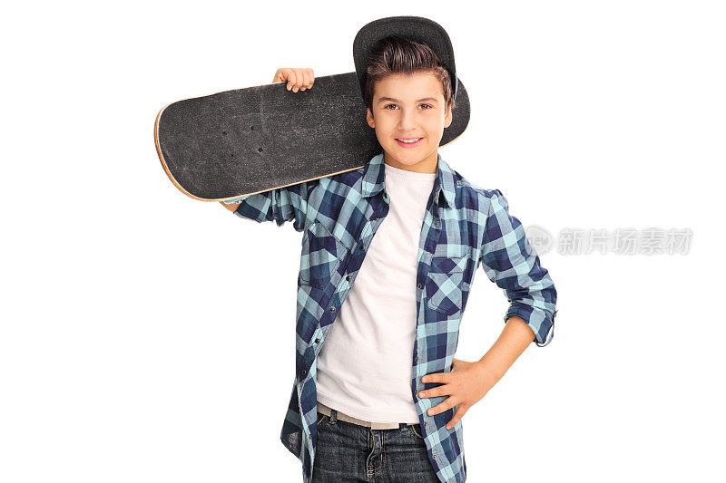 带着滑板的酷小男孩